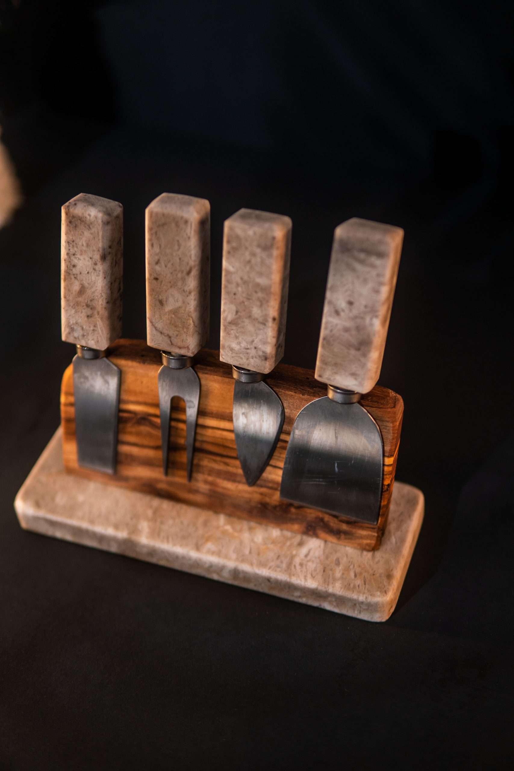 Marble and wood knife set with magnet